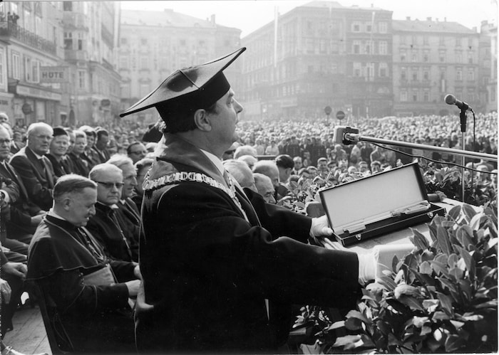 8. Oktober 1966: Der Schlüssel der Hochschule wird am Linzer Hauptplatz an den damaligen Rektor ...