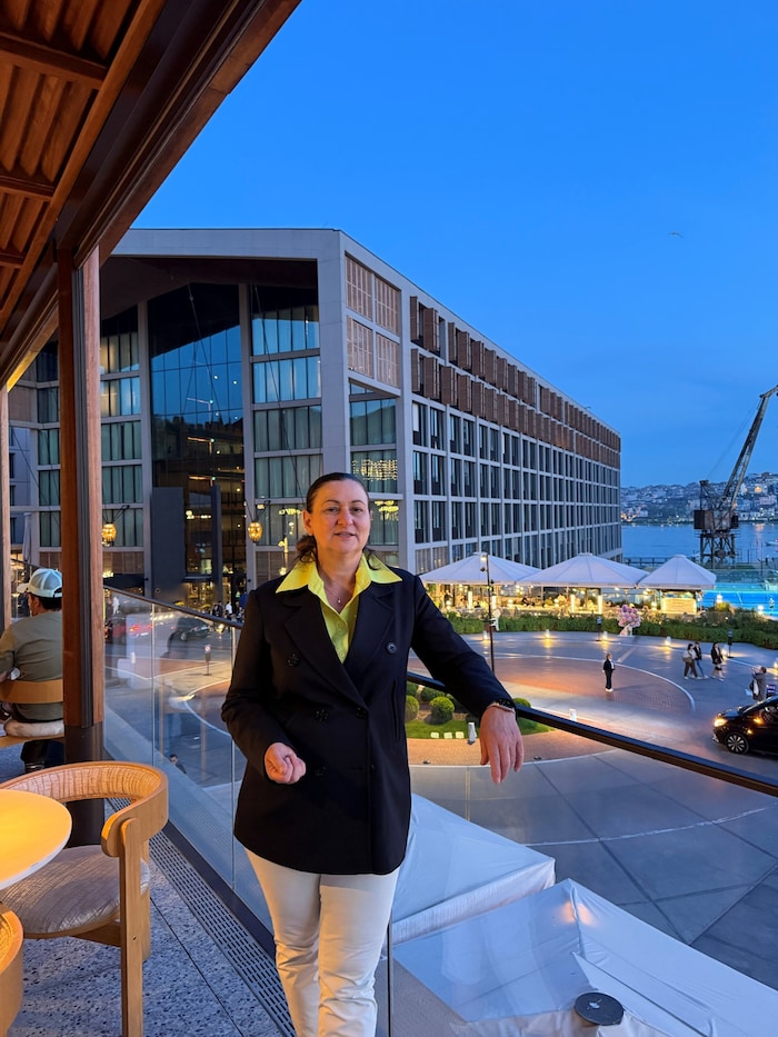 Reise-Autorin Andrea Thomas auf der Terrasse des MykOrini.