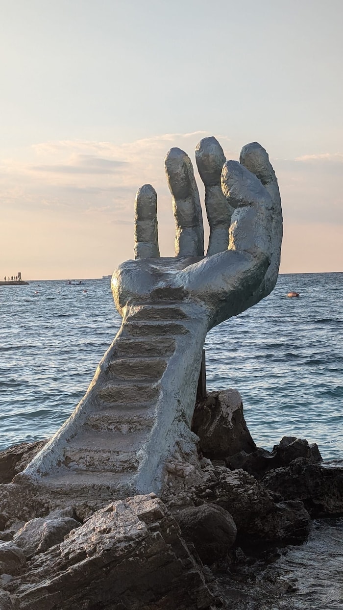 Die „Hand von Ksamil“, Hotspot von Influencern: Wartezeit für ein Foto 30 Minuten.