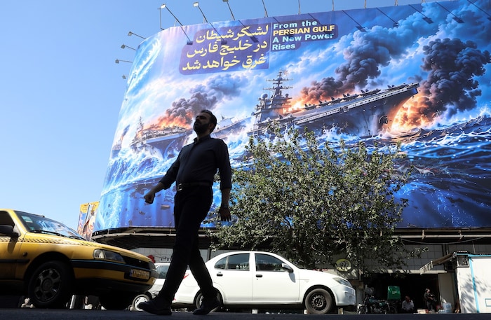 Wandgemälde in Teheran, wie das Mullah-Regime die Straße von Hormuz sieht: mit brennenden ...