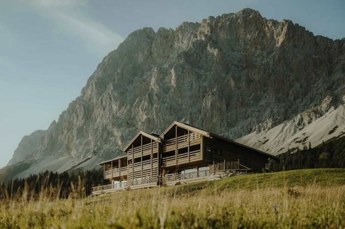 Das Refugium bietet atemberaubende Blicke auf die Bergwelt im Raum Zugspitze.