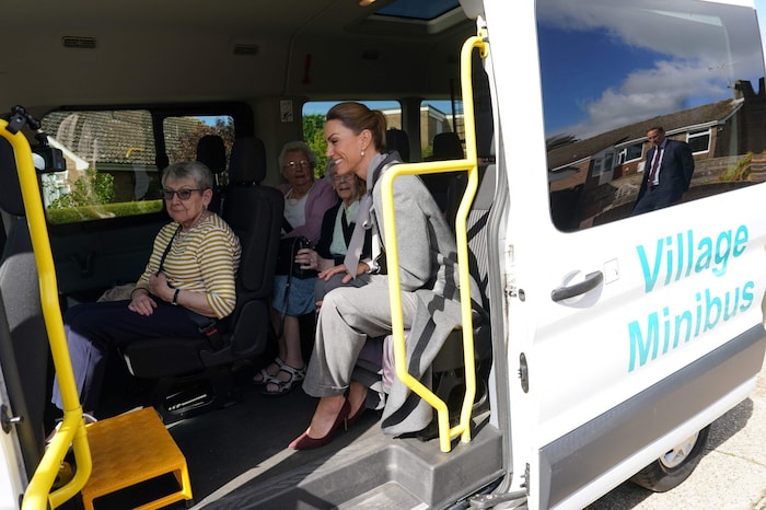 Für die Fahrt ins Gemeindezentrum setzte sich Kate zu den Seniorinnen nach hinten in den Bus.