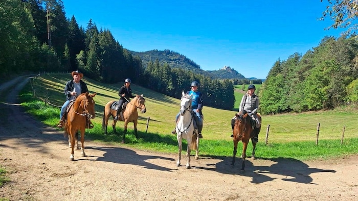 Absteigen und die Pferde führen – auch das gehört zum Wanderreiten.
