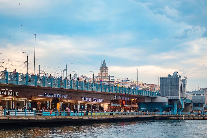 Die Galata-Brücke führt über das Goldene Horn, kurz bevor dieses in den Bosporus mündet. Die ...