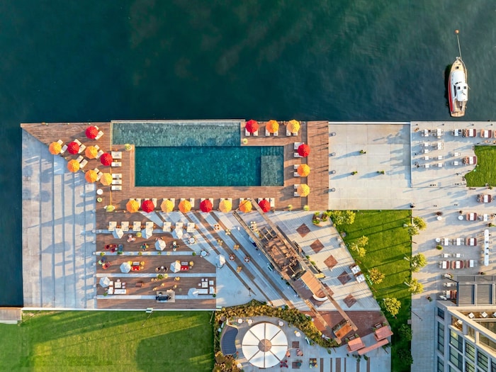 Wo einst Werft und Sperrgebiet war, besticht heute ein großzügiges Hotelgelände mit ...