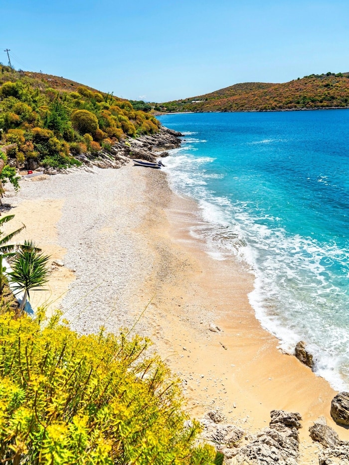 Traumhaft: türkisblaues Meer und der Sandstrand bei Himara.