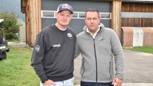 Heli-Betreiber Thomas Morgenstern mit Eigentümer Manuel Aster am Hangar in Mauterndorf in ...