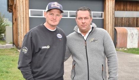 Heli-Betreiber Thomas Morgenstern mit Eigentümer Manuel Aster am Hangar in Mauterndorf in ...