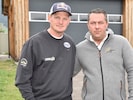 Heli-Betreiber Thomas Morgenstern mit Eigentümer Manuel Aster am Hangar in Mauterndorf in ...