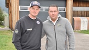Heli-Betreiber Thomas Morgenstern mit Eigentümer Manuel Aster am Hangar in Mauterndorf in ...