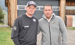Heli-Betreiber Thomas Morgenstern mit Eigentümer Manuel Aster am Hangar in Mauterndorf in ...