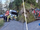 Florianis konnten den Lkw aus der misslichen Lage befreien