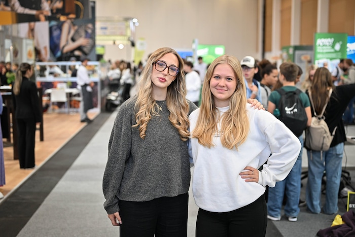 Spaß am Job ist für Viktoria (li.) und Christina (beide 17) am wichtigsten.