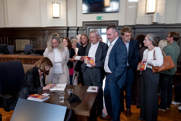 Signierstunde nach der Buchpräsentation im Schwurgerichtssaal