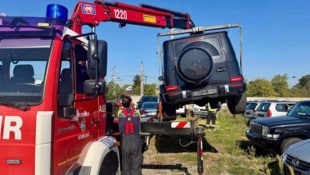 Die Feuerwehr transportierte den gesuchten Mercedes ab.