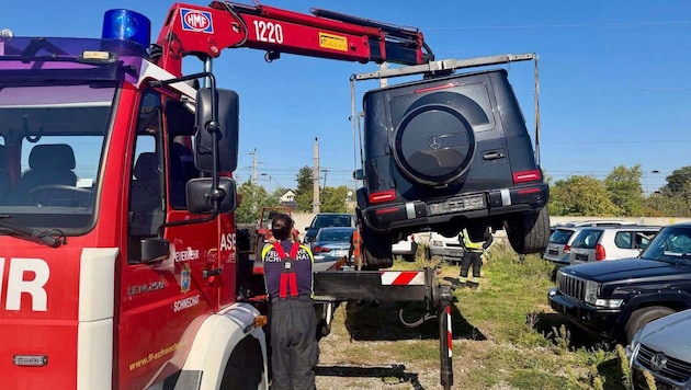 Die Feuerwehr transportierte den gesuchten Mercedes ab.