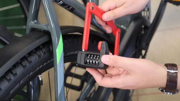 Der Mann hatte es nur auf E-Bikes abgesehen. Schlösser waren dabei kein Hindernis. (Symbolbild)