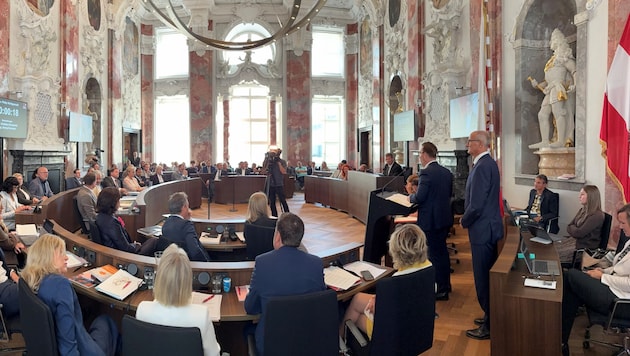 Zu zweit am Rednerpult: LHStv. Philip Wohlgemuth und LH Anton Mattle wollen gegen unfaire Preise ...