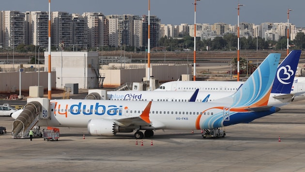 Eine Maschine der Airline Flydubai in Tel Aviv. Die Linie fliegt mehrmals täglich in die Emirate ...