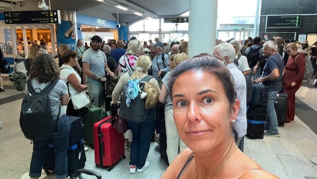 Lydia B. inmitten einer Warteschlange auf dem überfüllten Flughafen