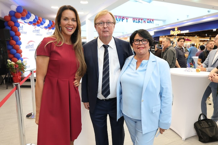 Moderatorin Martina Reuter zusammen mit Auhof-Center-Eigentümer Peter K. Schaider und Gattin ...