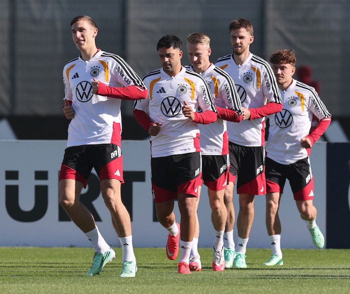 Nico Schlotterbeck (ganz links) verletzte sich im Training.