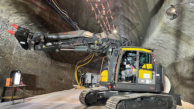 Die Bagger und auch die Fräsmaschinen sind in Stellung gebracht.
