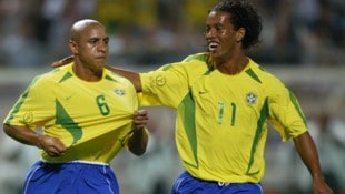 Im Jahr 2002 wurden Roberto Carlos (li.) und Ronaldinho gemeinsam Weltmeister.