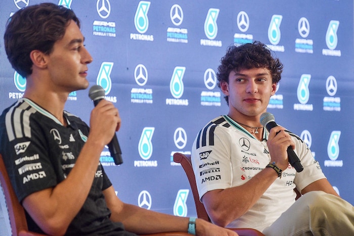 George Russell (l.) und Kimi Antonelli (r.)