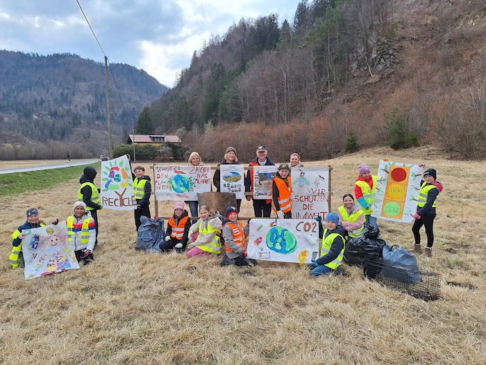 Mit Volksschulkindern wurde Müll gesammelt.
