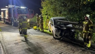 Feuerwehrler am Unfallort in Piesendorf.