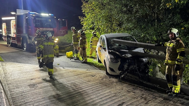 Feuerwehrler am Unfallort in Piesendorf.