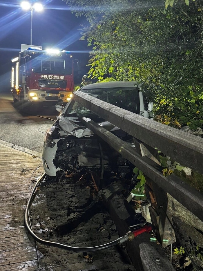 Der Holzbalken drang in das Fahrzeuginnere.