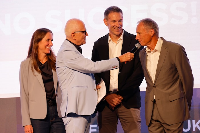 Das Veranstalter-Trio Michaela und Christoph Stadler, Anton Schutti und Moderator und ...
