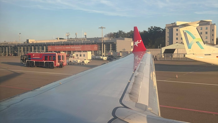 Blick auf die demolierte Tragfläche vom Flugzeug aus
