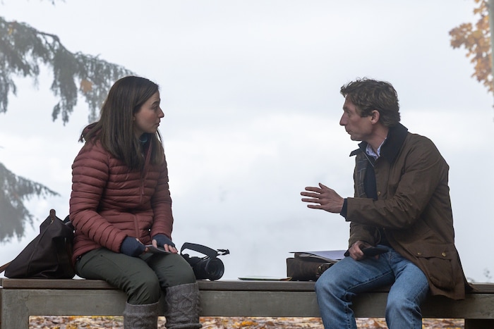 Frances Haugen (Mikey Madison) und Jeff Horowitz (Jeremy Allen White) in Sony Pictures‘ THE ...