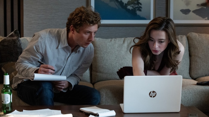 Jeff Horwitz (Jeremy Allen White) und Frances Haugen (Mikey Madison) in Sony Pictures‘ THE ...