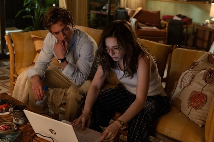 Jeff Horwitz (Jeremy Allen White) und Frances Haugen (Mikey Madison) in Sony Pictures‘ THE ...