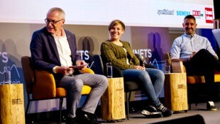 „Krone“-Chefredakteur Klaus Herrmann mit Ex-Skifahrerin Nici Schmidhofer und Clemens Doppler ...