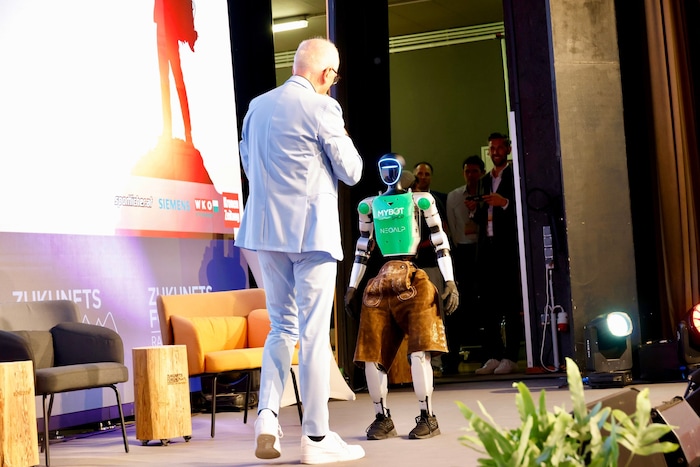 Moderator Andy Marek mit Roboter „Leopold“