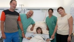 Vanessa Strigl mit ihren überglücklichen Eltern und Holger Till, Vorstand der Univ.-Klinik für ...