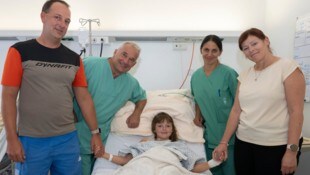 Vanessa Strigl mit ihren überglücklichen Eltern und Holger Till, Vorstand der Univ.-Klinik für ...
