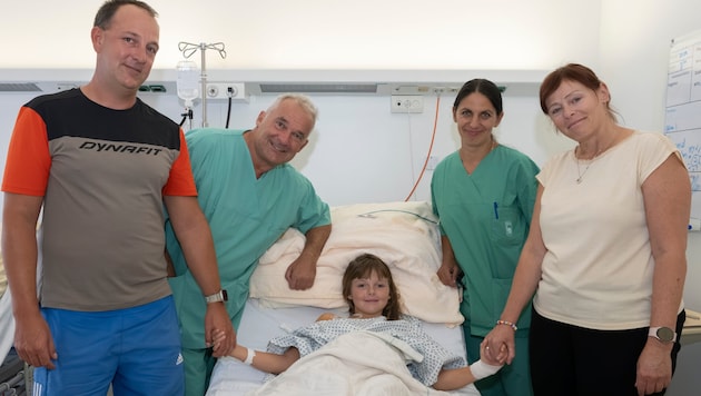 Vanessa Strigl mit ihren überglücklichen Eltern und Holger Till, Vorstand der Univ.-Klinik für ...