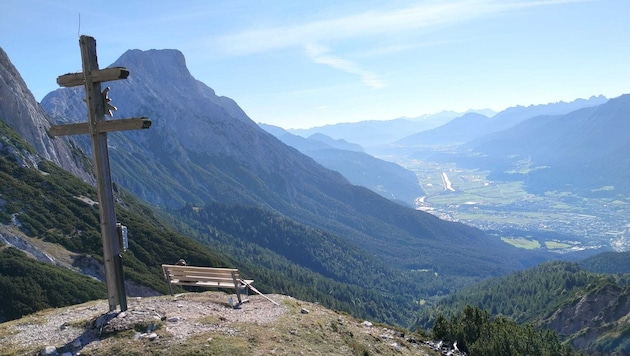 Vom Telfer Wetterkreuz blickt man ins Oberinntal und in Richtung Innsbruck. Links ist der ...