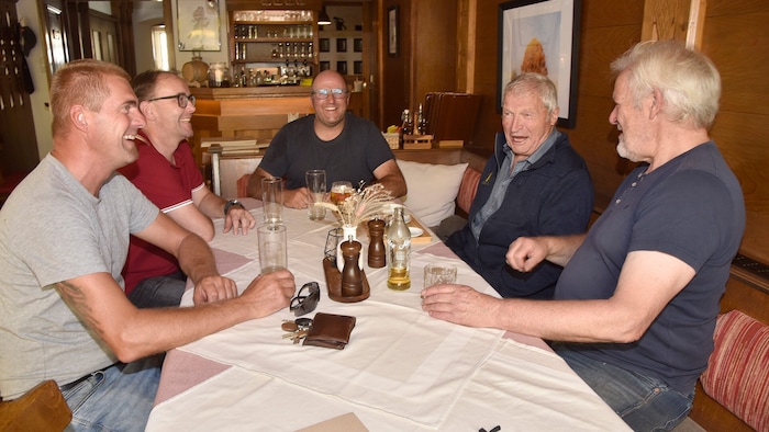Am Stammtisch wird heftig diskutiert.