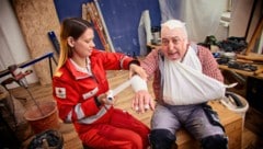 Georgia Praska und Rudi Roubinek beleuchten lebensrettende Einsätze mit Humor.