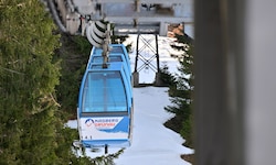 Die markanten Gondeln der Gruppenumlaufbahn dürften weiterhin Skifahrer Richtung ...