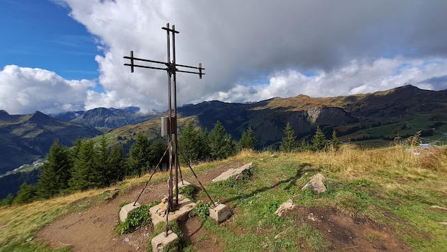 Auf dem Elsenkopf eröffnet sich ein spektakuläres Panorama auf die umliegende Bergwelt.