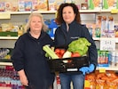 Henriette Weis (li.) und Leiterin Bettina Jelenko vom Sozialmarkt Ebreichsdorf