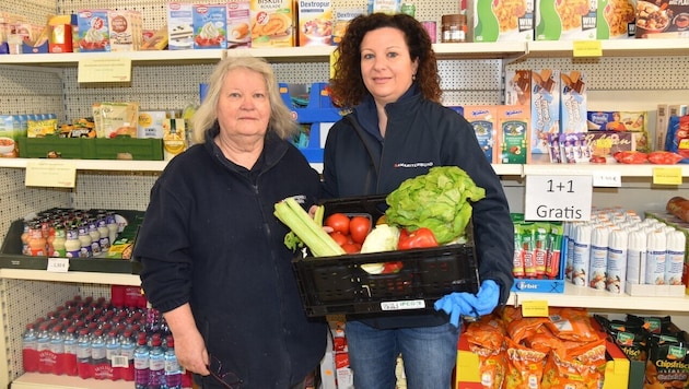 Henriette Weis (li.) und Leiterin Bettina Jelenko vom Sozialmarkt Ebreichsdorf